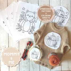 Könnte beinhalten: Eine Auswahl an Stickmustern und Ausmalbögen mit Kürbis- und Katzendesigns. Das Bild enthält einen beigen Baby-Strampler, Stickgarn und einen hölzernen Stickrahmen. Der Text lautet "Embroidery Pattern & Coloring Sheets Pack" und "Mommy & Me."