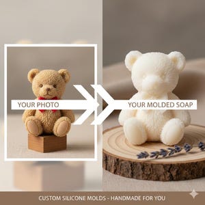 Può includere: Un'immagine di confronto mostra una foto di un orsacchiotto e un orso di sapone bianco. L'orso di sapone è su una fetta di legno con rametti di lavanda. Il testo recita "YOUR PHOTO" e "YOUR MOLDED SOAP". Il testo in basso dice "CUSTOM SILICONE MOLDS - HANDMADE FOR YOU".