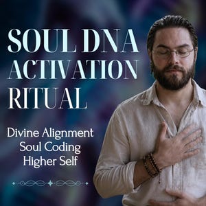 Może przedstawiać: Osoba z brodą i w okularach ma na sobie jasnobeżową koszulę zapinaną na guziki oraz bransoletki z koralików. Tekst głosi: SOUL DNA ACTIVATION RITUAL, Divine Alignment, Soul Coding, Higher Self. Tło jest rozmyte, w ciemnym odcieniu niebieskiego i fioletu.