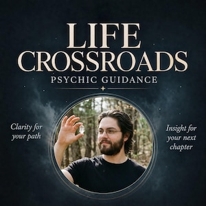 Può includere: Una grafica blu scuro con il testo LIFE CROSSROADS PSYCHIC GUIDANCE. Una cornice circolare contiene una persona con barba e occhiali che tiene in mano un cristallo trasparente. A sinistra il testo Clarity for your path e a destra Insight for your next chapter.