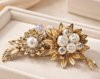 Vintage 1950s gold-tone, leaf floral brooch with clear rhinestones faux pearls