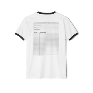 Maglietta unisex in cotone con scritta "The Pink Tree Collective Library Card"