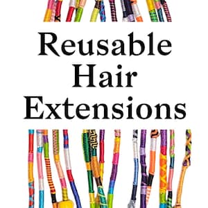 Puede incluir: Extensiones de cabello reutilizables y coloridas con varios patrones y texturas. Las extensiones son en tonos de rojo, amarillo, verde, azul y morado. Incluye el texto "Reusable Hair Extensions".