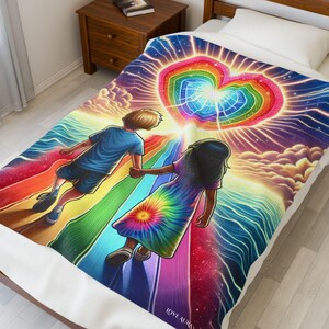 Może przedstawiać: Żywy koc z tęczowym sercem i dwójką dzieci idących w jego kierunku. Koc ma kolorowy styl tie-dye z tęczową ścieżką i jasnym, słonecznym tłem. Słowa "LOVE AURA" znajdują się w prawym dolnym rogu.