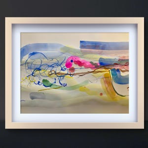 Peut inclure: Peinture abstraite à l'aquarelle dans un cadre en bois clair. L'œuvre présente des lignes et des formes fluides dans des tons de bleu, rose, jaune et vert. La peinture a une qualité douce et éthérée, avec un accent sur la couleur et le mouvement.