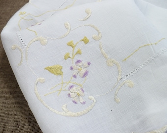 Bordados de seda de la Sociedad, 2, Tapete, Pensamientos, Bordes festoneados, Lino vintage