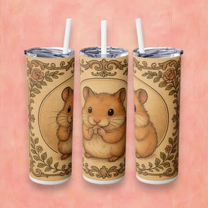 Puede incluir: Tres vasos aislados con tapas y pajitas. Cada vaso presenta una ilustración de hámster de dibujos animados dentro de un marco ovalado, rodeado de diseños florales y de volutas. El fondo es de color beige claro.