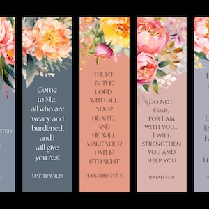 Puede incluir: Conjunto de cinco marcapáginas de acuarela con diseños florales y citas inspiradoras. Cada marcapáginas presenta un fondo de color diferente, incluyendo azul, melocotón y rosa, con texto de la Biblia. Los marcapáginas están adornados con flores de acuarela.