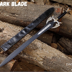 Peut inclure: Une épée noire avec une garde décorative dorée et argentée et un fourreau en cuir noir. La lame a une pointe et repose sur un lit de bûches. Le texte "WOLFMARK BLADE" est en haut.