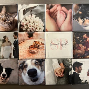 Peut inclure: Un collage de neuf images carrées représentant divers sujets, dont un chat, des fleurs, le pied d'un bébé, des alliances, un couple, un chien et un couple se mariant. L'image centrale présente le texte "Snap My Pic Snap It & Stick It".