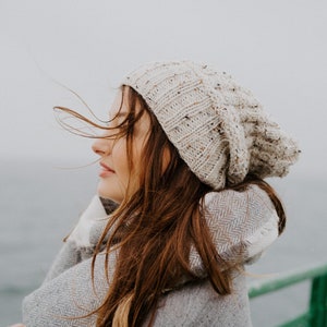 Bonnet ample en tricot. Bonnet texturé chiné blanc cassé. Bonnet d'hiver en tricot pour femme. Bonnet ample en tricot d'hiver. Cadeau de Noël pour elle image 1