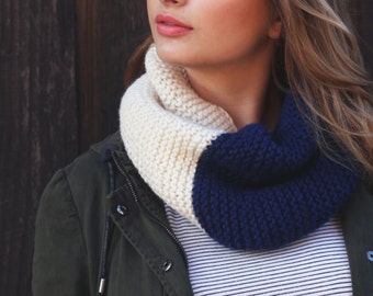 Creme Navy Infinity Schal. Gestrickter Infinity Schal. Strickschal im Herbst. Geschenk für Sie. Damen Herbst schal. Strickschal im Herbst. Damen Schal