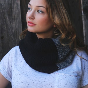 Black and Grey Scarf. Knit Infinity Scarf. Fall Accessories. Fall Knit Scarf for Women. Black Knit Infinity Scarf. Christmas Gift. imagem 1