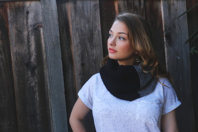 Black and Grey Scarf. Knit Infinity Scarf. Fall Accessories. Fall Knit Scarf for Women. Black Knit Infinity Scarf. Christmas Gift. imagem 1