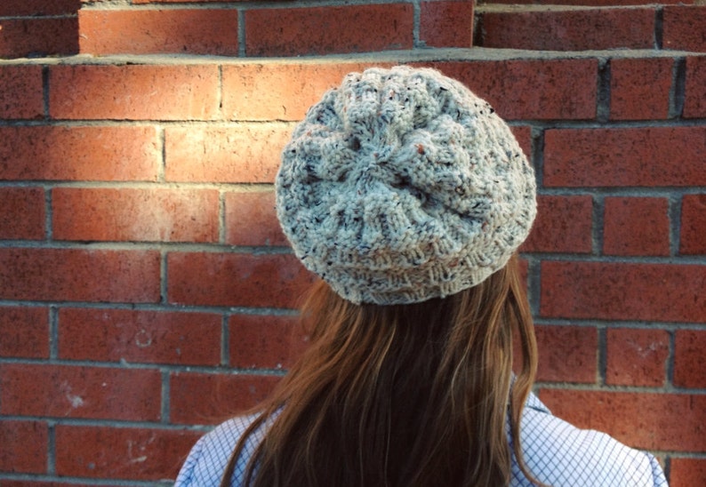 Bonnet ample en tricot. Bonnet texturé chiné blanc cassé. Bonnet d'hiver en tricot pour femme. Bonnet ample en tricot d'hiver. Cadeau de Noël pour elle image 5