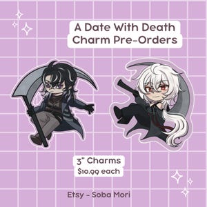 Può includere: Due ciondoli di personaggi in stile anime con falci, uno con i capelli neri e l'altro con i capelli bianchi, su uno sfondo a griglia lilla. Il testo recita "A Date With Death Charm Pre-Orders" e "3" Charms".
