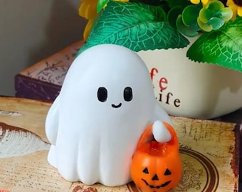 Pequeño fantasma de truco o trato: decoración espeluznante para el escritorio en Halloween.