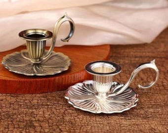 Candelabro de metal vintage, candelabro con acabado de latón y asa, decoración rústica de mesa.