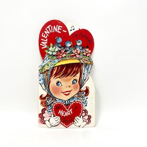 Carte de Saint-Valentin vintage, coeurs rouges, fille au chapeau floral avec oiseaux bleus, carte de classe découpée