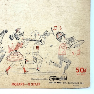 Può includere: Illustrazione vintage con una banda musicale di bambini che suonano strumenti. L'opera d'arte è in rosso, nero e bianco, con note musicali e il testo "MOZART-8 STAFF". Il prezzo è di 50¢.