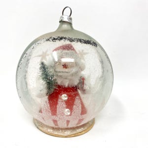 Vintage Weihnachtsglasanhänger mit Weihnachtsmann, Diorama Globe, Glimmerakzente, Westdeutschland