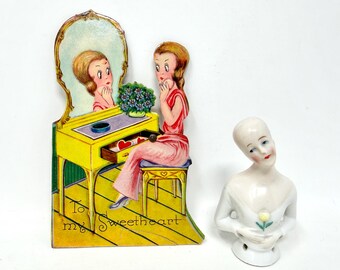 Vintage mechanische valentijnskaart, meisje aan kaptafel, keramische halve pop