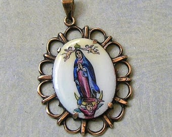 Colgante de medalla religiosa vintage de oro de 10 quilates, colgante de Nuestra Señora de Guadalupe, medalla religiosa con la imagen de María, medalla religiosa esmaltada (#4980)