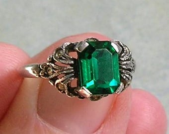 Vintage English 9K Gold and Sterling Green Glass Ring, Old 14K Gold and Sterling Ring, Vintage 9K Gold and Green Glass Stone Ring, Size 5.25
