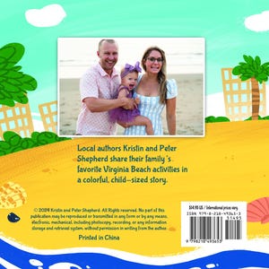 Puede incluir: Una familia de tres posa en una playa con un cielo azul y nubes blancas de fondo. El padre lleva una camisa azul, la madre lleva una camisa a rayas y la ni&ntilde;a lleva un vestido morado. El texto de la imagen dice: "Los autores locales Kristin y Peter Shepherd comparten las actividades favoritas de su familia en Virginia Beach en una historia colorida del tama&ntilde;o de un ni&ntilde;o."