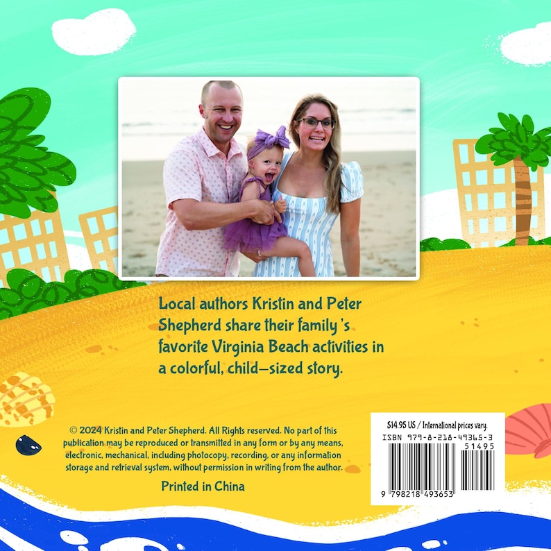 Puede incluir: Una familia de tres posa en una playa con un cielo azul y nubes blancas de fondo. El padre lleva una camisa azul, la madre lleva una camisa a rayas y la ni&ntilde;a lleva un vestido morado. El texto de la imagen dice: "Los autores locales Kristin y Peter Shepherd comparten las actividades favoritas de su familia en Virginia Beach en una historia colorida del tama&ntilde;o de un ni&ntilde;o."