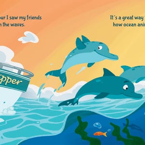 Puede incluir: Una ilustraci&oacute;n de dibujos animados de un barco de excursi&oacute;n de delfines con el texto "Rudee Flipper" en el lateral. El barco est&aacute; en el agua con tres delfines saltando fuera del agua. Los delfines son azules y grises. El fondo es una puesta de sol con un sol amarillo brillante.