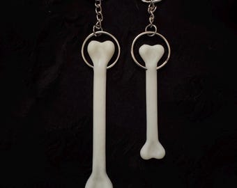 Plastic Bone Keychain with Skull Top, Spooky Halloween Bag Charm, Gothic Accessory Gift