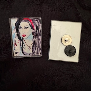 Pin acrílico de Amy Winehouse basado en mi arte