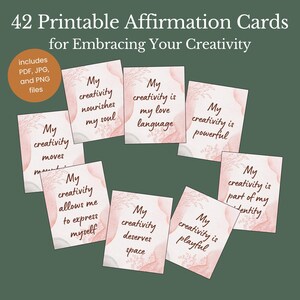 Könnte beinhalten: Eine Sammlung von 42 druckbaren Affirmationskarten für Kreativität, mit Sätzen wie "Meine Kreativität nährt meine Seele" und "Meine Kreativität ist kraftvoll". Die Karten haben ein weiches rosa-weißes Design auf grünem Hintergrund.