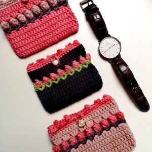 Porte-cartes fait main au crochet, pochette pour maquillage ou petits accessoires, avec tulipe - Cadeau pour la fête des Mères