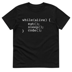 while(alive) { eat(); sleep(); code(); } – Funny Programmer T-Shirt for Coders & Developers