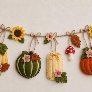 Può includere: Una ghirlanda in feltro con ornamenti a tema autunnale, tra cui zucche gialle e arancioni, una zucca verde, funghi rossi e bianchi, girasoli e foglie marroni. Ogni pezzo è fissato a uno spago marrone con piccoli fiocchi.