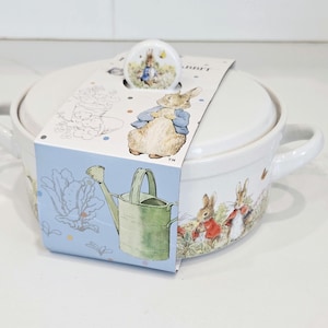 Cazuela de cerámica con diseño de Peter Rabbit de Beatrix Potter, con tapa, estilo cottagecore para Pascua, decoración de cocina, vajilla de primavera, regalo coleccionable
