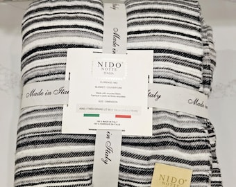 Italiensk Kingsize-filt Randig bomullsöverkast Neutralt sängöverkast Tillverkad i Italien Lyxigt sängkläder Svart Vit Grå