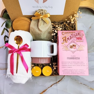 Selbstpflegebox für sie mit einem leichten, weichen Schal & Himbeerbonbons, Hug in der Box, Selbstpflegepaket für Frauen, bereit zur Geschenkbox
