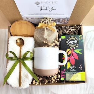 Caja de regalo de amistad con chocolate artesanal y taza de cerámica minimalista, caja de regalo hygge navideña para tu ser querido, caja pensando en ti