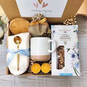 Geschenkbox Ich denke an Sie mit handwerklicher spanischer Schokolade und einer süßen Tasse, Geschenkbox für den besten Freund, Big Hug Care Paket, Pflegebox bereit zum Geschenk
