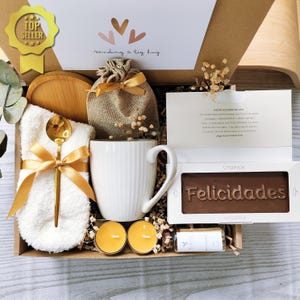Caja de regalo de cumpleaños para ella con barra de chocolate con leche ARTESANAL y elegante taza de cerámica, Caja de cuidado personal Hygge para ella, Regalo pensando en ti.