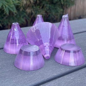 Granate de itrio y aluminio lavanda YAG (Nd+Ce YAG, cultivado en Czochralski) facetado en bruto en diferentes tamaños