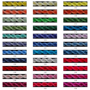 Peut inclure: Un nuancier de 18 couleurs différentes de fil à broder, chaque couleur est étiquetée avec un code numérique et alphabétique. Le fil est enroulé en forme de boule.