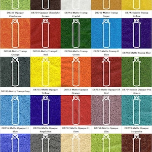 Peut inclure: Un nuancier présentant 24 teintes différentes de couleurs mates et transparentes. Chaque couleur est affichée dans une forme rectangulaire avec un contour blanc d'une bouteille. Les couleurs vont du chartreuse au topaze.