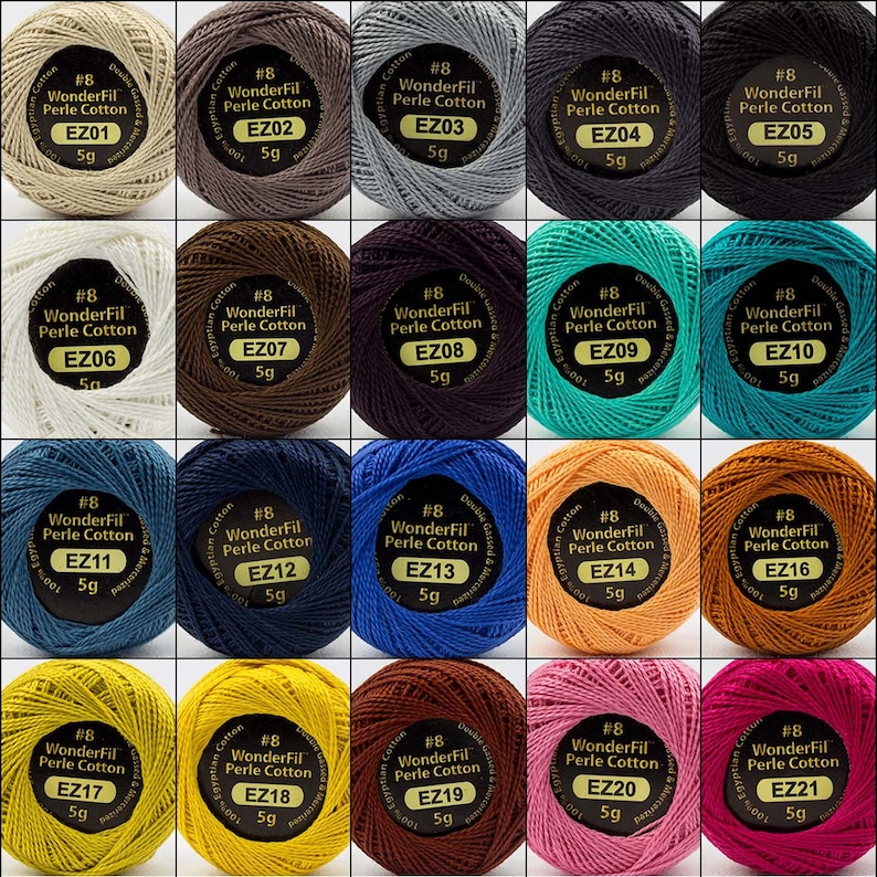 K&ouml;nnte beinhalten: Einundzwanzig Spulen WonderFil Perle Cotton Garn in verschiedenen Farben. Jede Spule ist mit dem Markennamen, der Garnnummer und dem Gewicht gekennzeichnet. Das Garn wiegt 5 Gramm pro Spule.