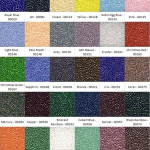 Può includere: Una tabella di 36 piccole perline di vetro in vari colori, tra cui blu reale, nero getto, crema, giallo, blu uovo di robin, rosa, blu chiaro, pesca pallido, grigio, malva cenere, cristallo, rosso natalizio, verde natalizio, zaffiro, viola, bronzo, iris, corallo, mercurio, rame, smeraldo, blu cobalto, granato, arcobaleno nero, mandarino, giada, bianco, verde chiaro, rosa antico e argento antico. Ogni perla è etichettata con il suo colore e un numero di codice corrispondente.