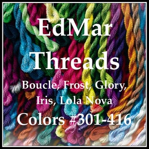 Könnte beinhalten: Nahaufnahme einer Vielzahl von bunten Stickgarnrollen. Die Rollen sind in einem zufälligen Muster angeordnet und alle in verschiedenen Farben. Der Text "EdMar Threads" ist oben im Bild sichtbar. Der Text "Boucle, Frost, Glory, Iris, Lola Nova" ist in der Mitte des Bildes sichtbar. Der Text "Colors #301-416" ist unten im Bild sichtbar.