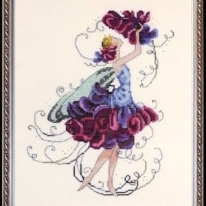 Peut inclure: Une fée aux ailes violettes et bleues, portant une robe faite de fleurs, tient un bouquet de fleurs violettes au-dessus de sa tête.